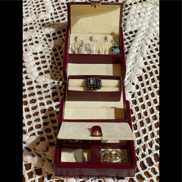 unbranded Jewelry - Jewelry Travel case with Jewelry